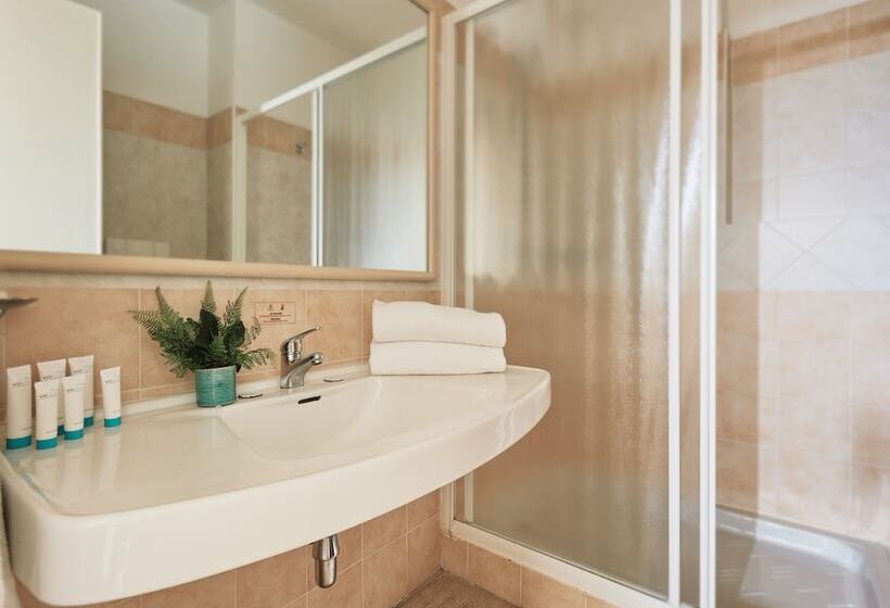 اتاق استاندارد سه نفره, Voi Tanka Village