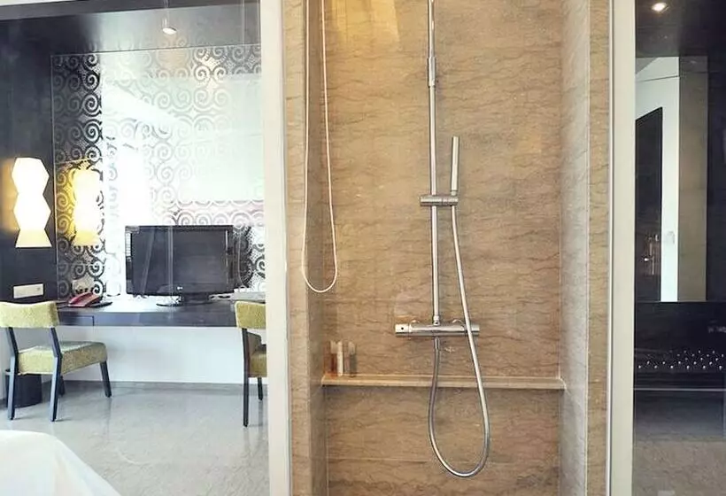 اتاق سوپریور با چشم‌انداز دریا, Novotel Lampung