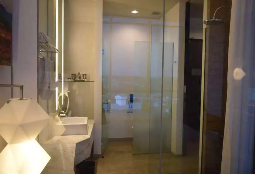 اتاق استاندارد با چشم‌انداز دریا, Novotel Lampung