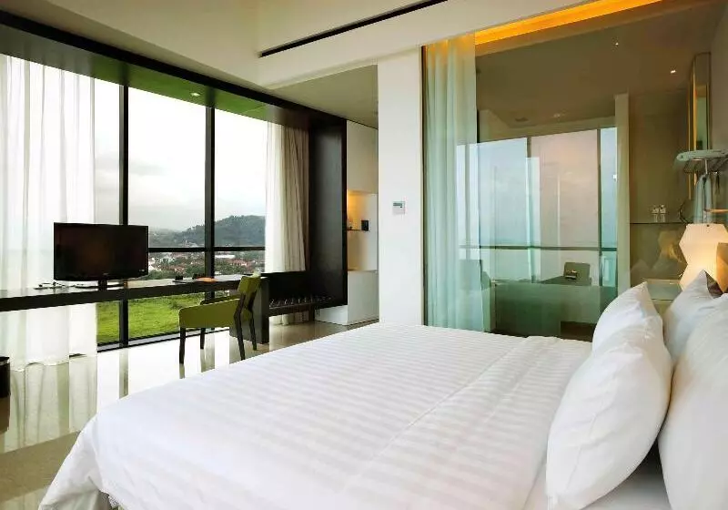 اتاق سوپریور با چشم‌انداز دریا, Novotel Lampung