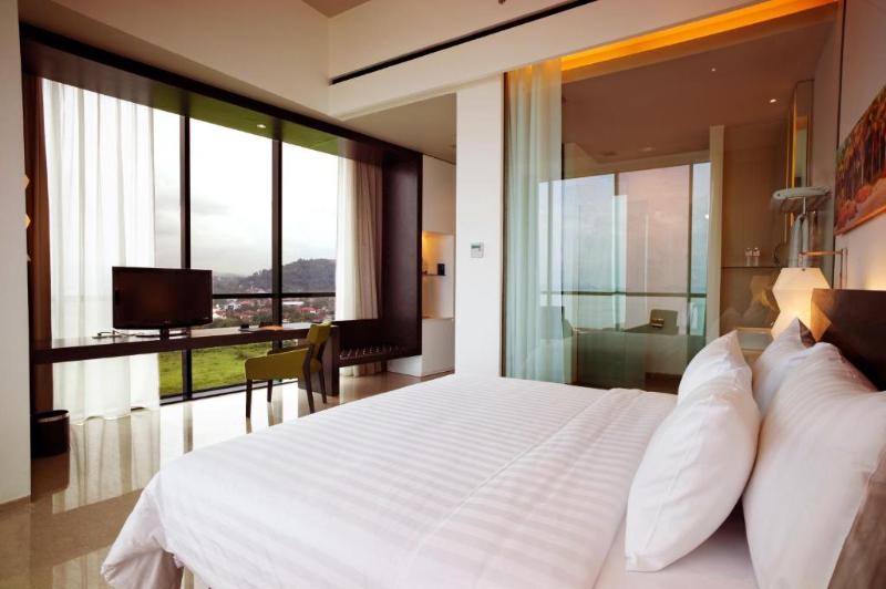 חדר סופריור עם נוף להרים, Novotel Lampung