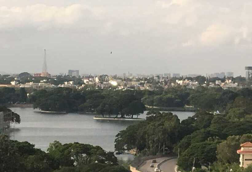 اتاق لوکس با چشم‌انداز دریاچه, Taj Mg Road Bengaluru