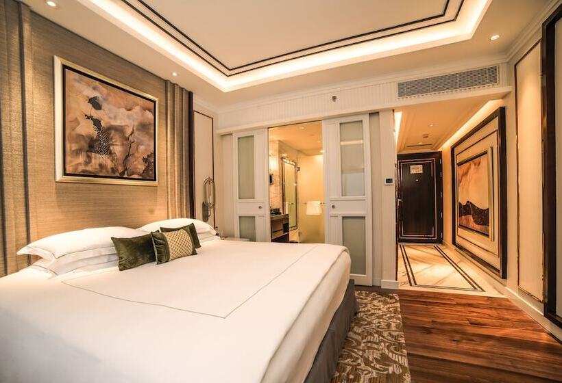 اتاق لوکس با چشم‌انداز دریاچه, Taj Mg Road Bengaluru