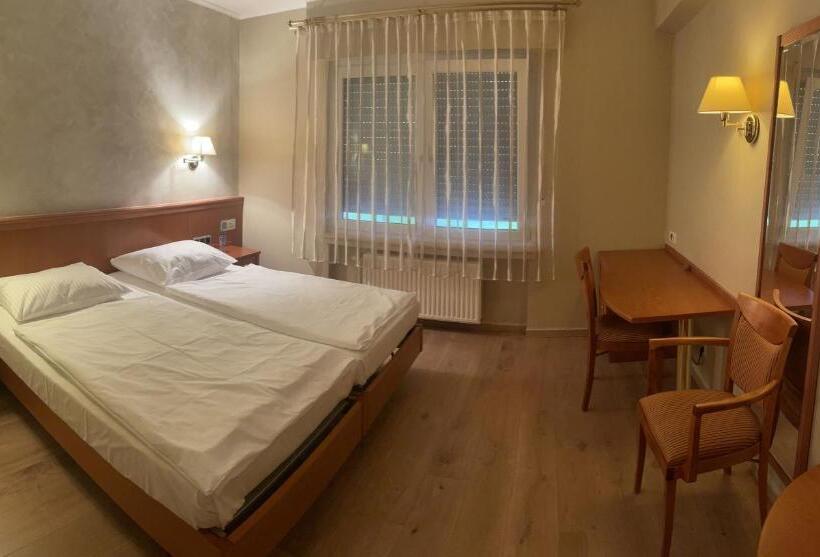 اتاق استاندارد, De La Station