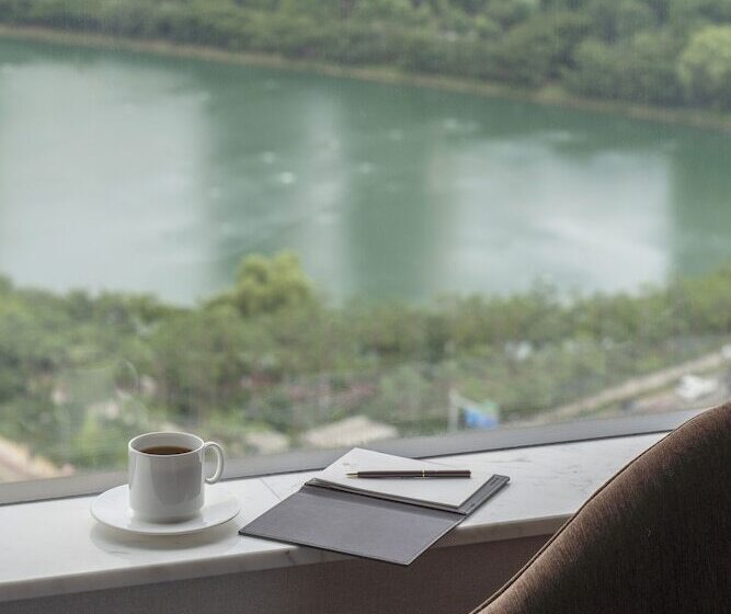 Номер Deluxe Вид на Озеро, Lotte Hotel World