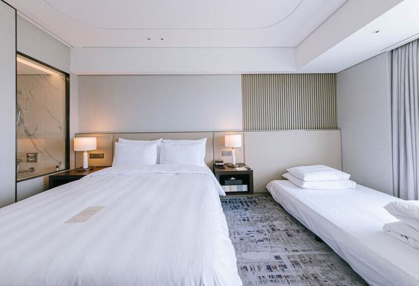 Номер Deluxe Вид на Озеро, Lotte Hotel World