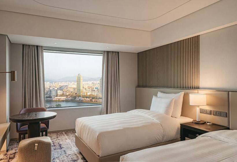 اتاق لوکس با چشمانداز دریاچه, Lotte Hotel World