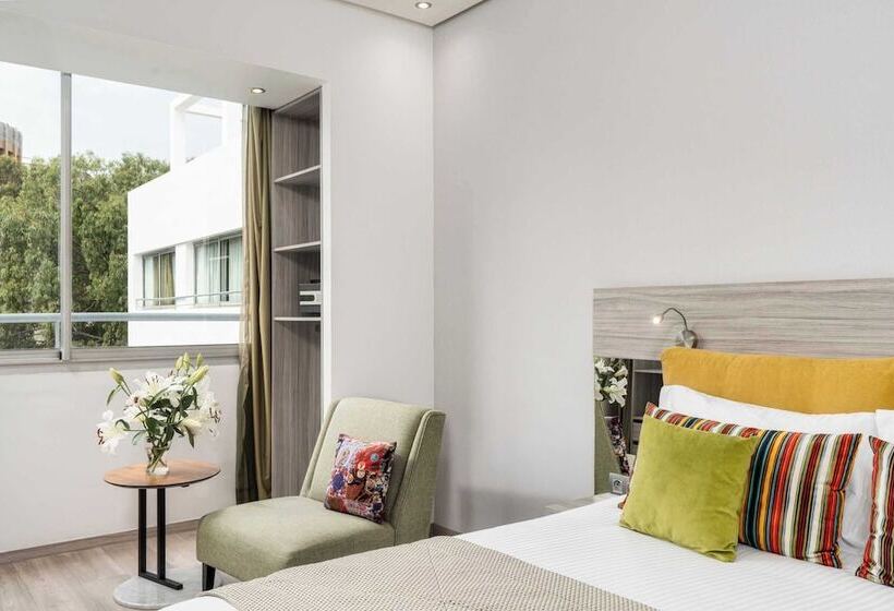 اتاق استاندارد با چشم‌انداز استخر, Marina Bay Tanger