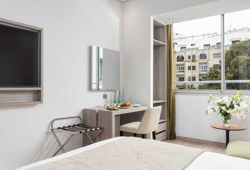 اتاق استاندارد با چشم‌انداز استخر, Marina Bay Tanger