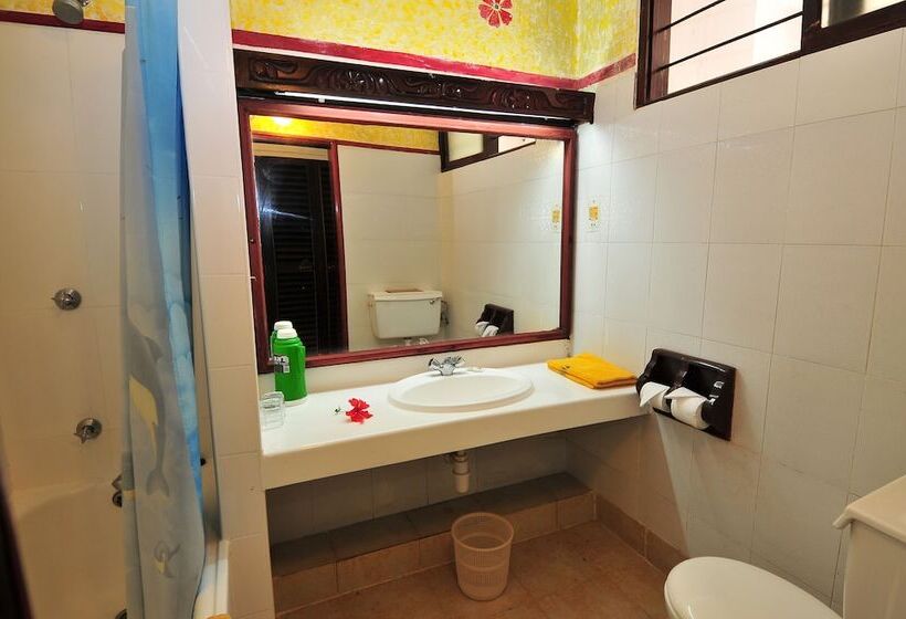 اتاق استاندارد با چشم‌انداز باغ, Reef Hotel Mombasa