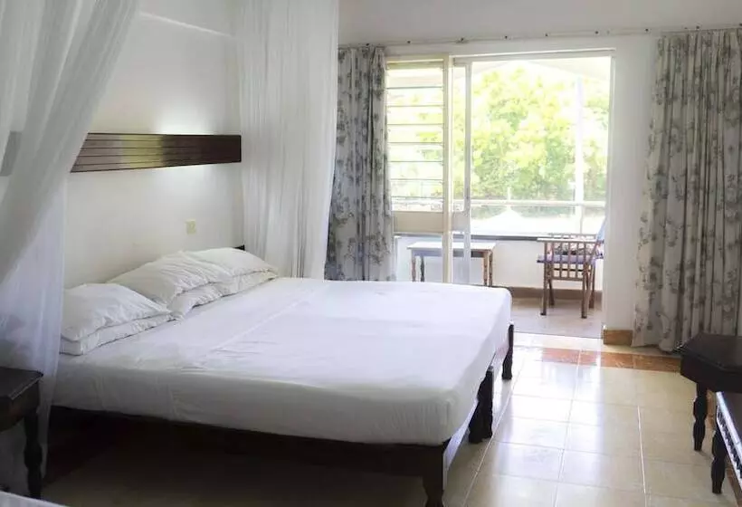 اتاق استاندارد با چشم‌انداز باغ, Reef Hotel Mombasa