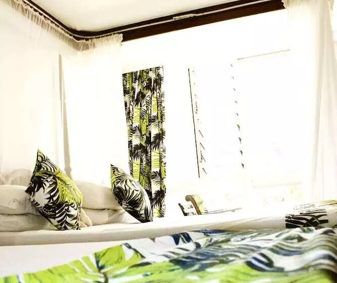 اتاق استاندارد با چشم‌انداز دریا, Reef Hotel Mombasa