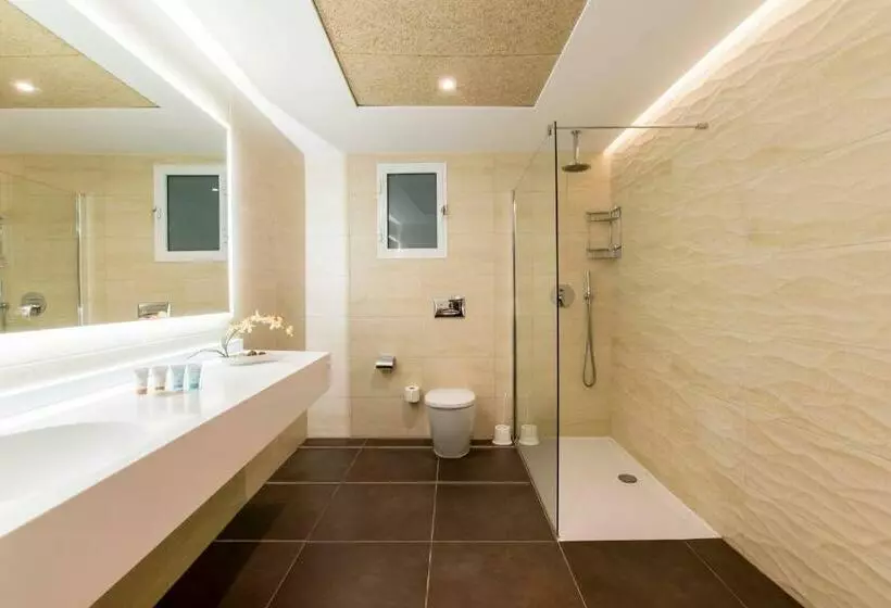 اتاق سه نفره سوپریور با چشم‌انداز دریا, Doubletree by Hilton Malta