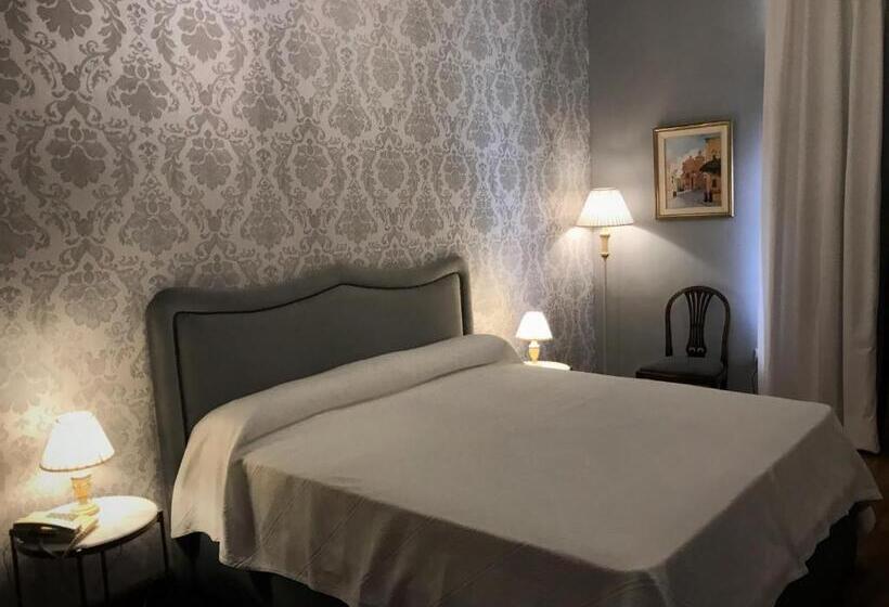 اتاق استاندارد با بالکن, Castille