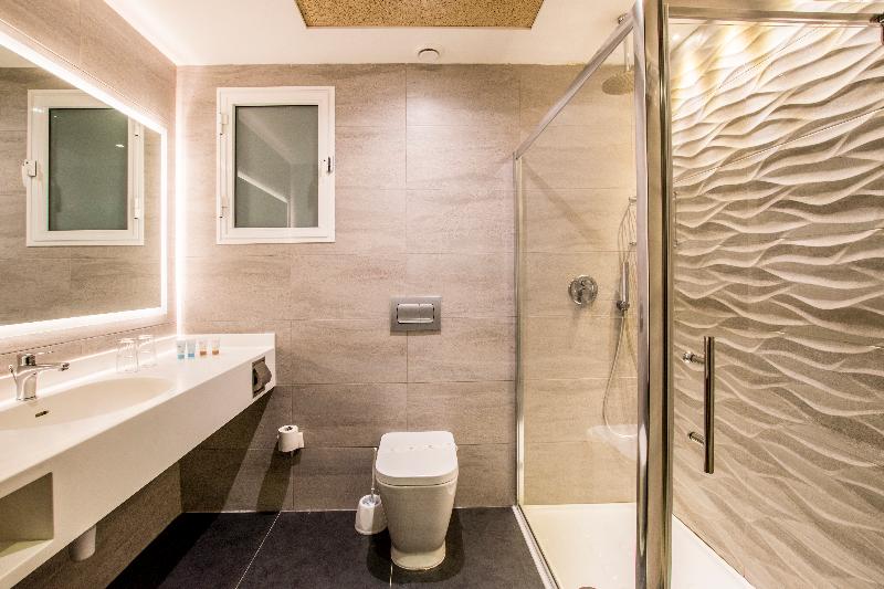 اتاق استاندارد چهار تخته با چشمانداز دریا, Doubletree by Hilton Malta