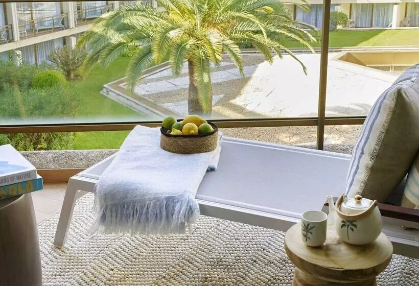 سوئیت جونیور با چشم‌انداز باغ, Fairmont Montecarlo