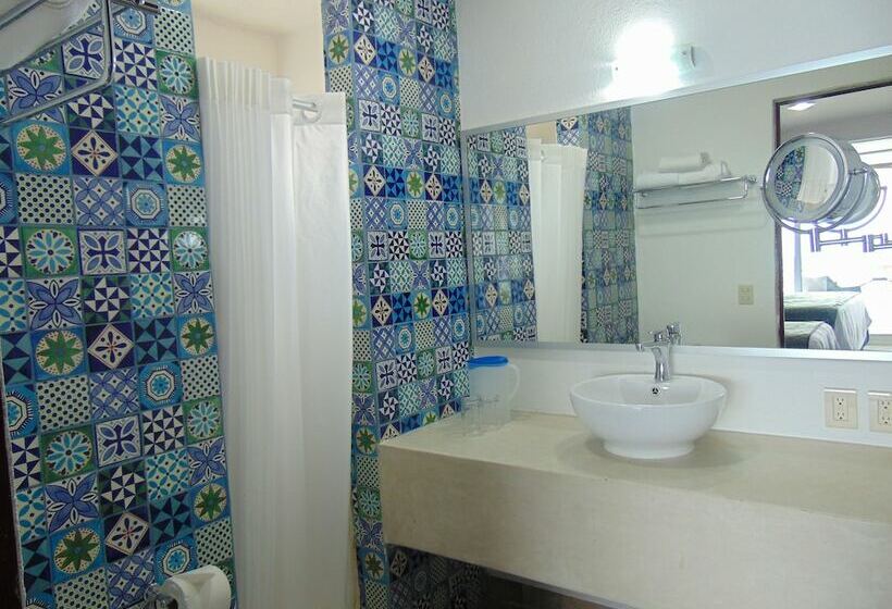 غرفه قياسيه سريرين مزدوجين, Rosita