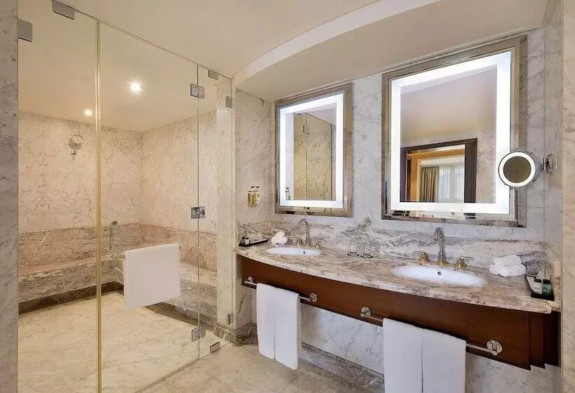 سوئیت کلاب, Sheraton Oman