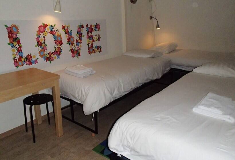 اتاق استاندارد سه تخته با سرویس بهداشتی مشترک, Bicycle Hotel Amsterdam