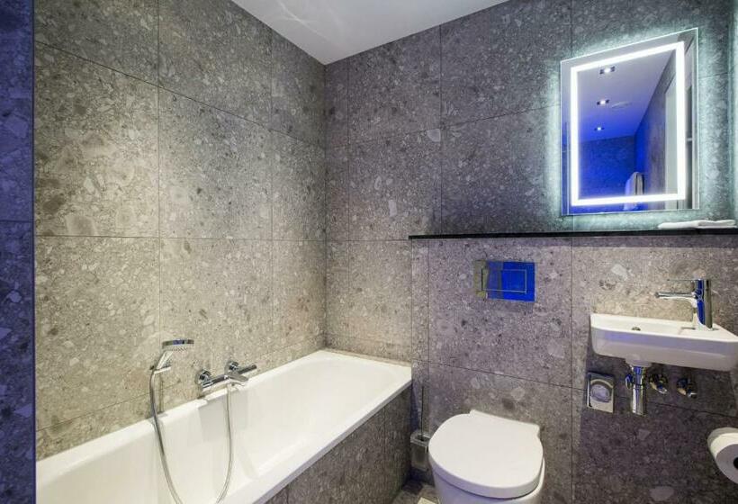 جناح جونيور, Clayton Hotel Amsterdam American