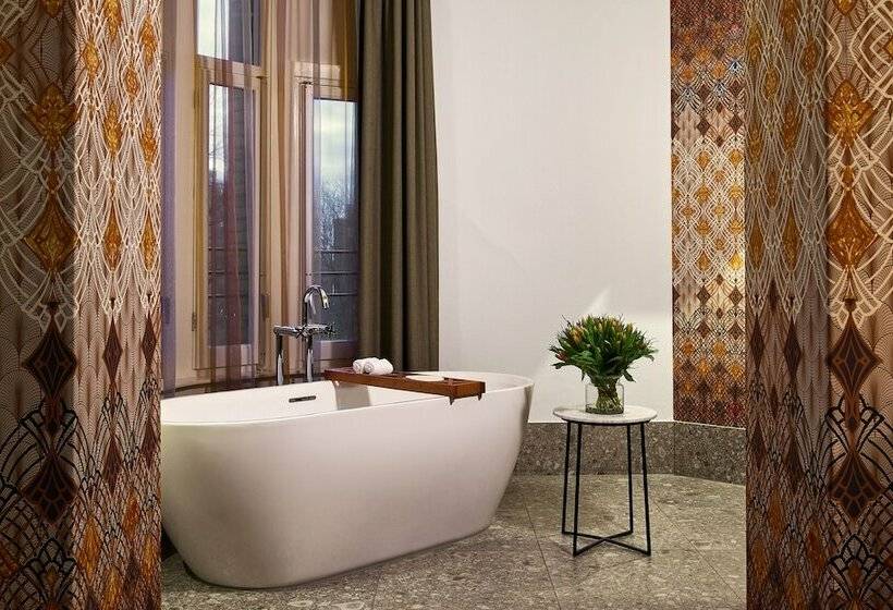 جناح جونيور, Clayton Hotel Amsterdam American