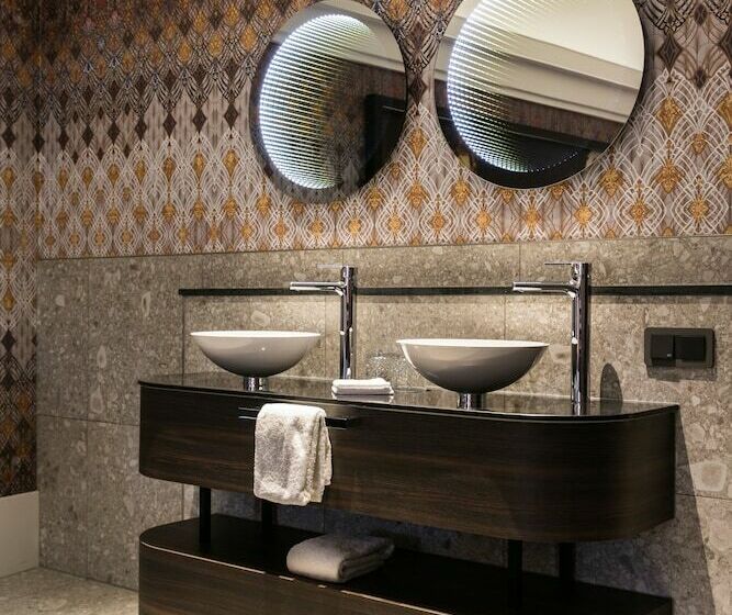 جناح جونيور, Clayton Hotel Amsterdam American