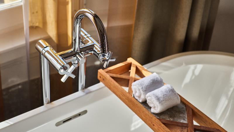 جناح جونيور, Clayton Hotel Amsterdam American