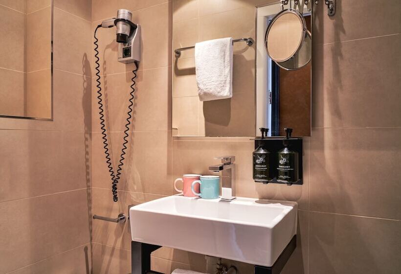 Standard Triple Room, Max Brown Hotel Museum Square, Part Of Sircle Collection