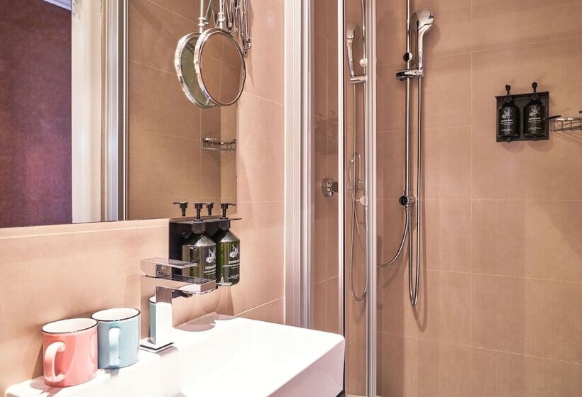Standard Triple Room, Max Brown Hotel Museum Square, Part Of Sircle Collection