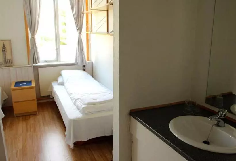 اتاق استاندارد سه تخته با سرویس بهداشتی مشترک, Singsaker Sommerhotell   Hostel