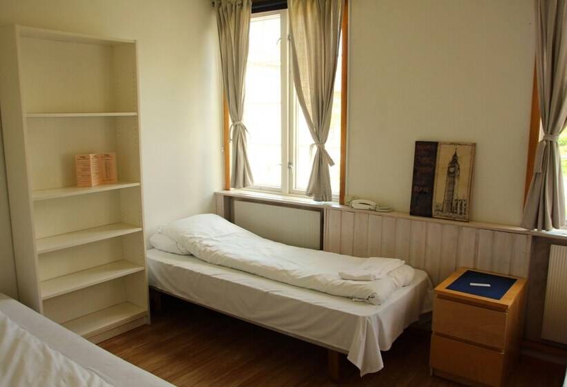 Quarto Triplo Standard Casa de Banho Partilhada, Singsaker Sommerhotell   Hostel