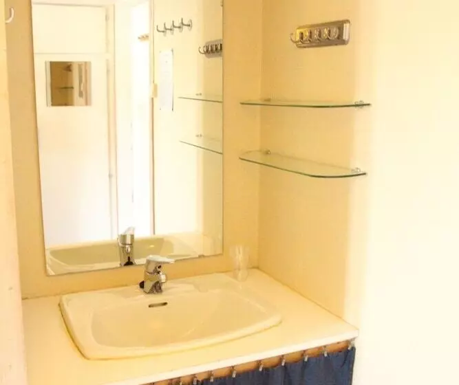 اتاق استاندارد چهارنفره با سرویس بهداشتی مشترک, Singsaker Sommerhotell   Hostel