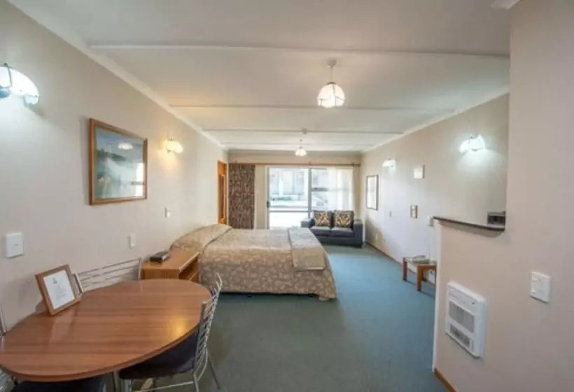 スタンダードスタジオ, Amber Court Motel
