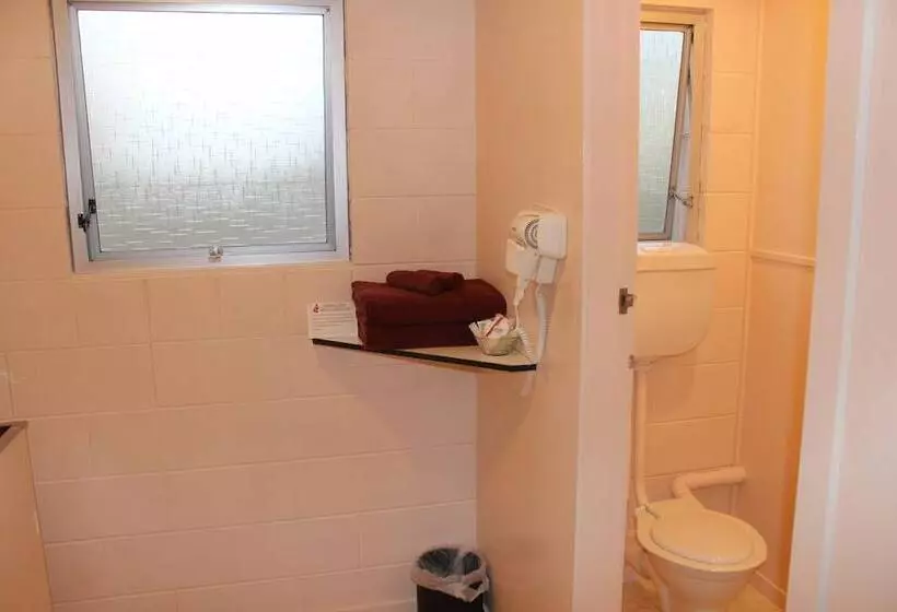 スタンダードスタジオ, Cedar Lodge Motel Hamilton