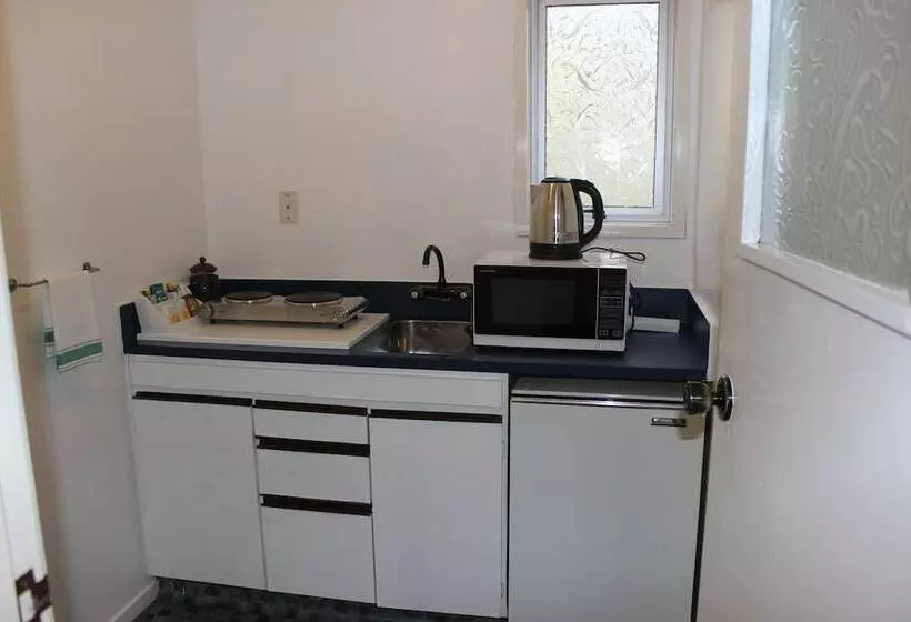 スタンダードスタジオ, Cedar Lodge Motel Hamilton