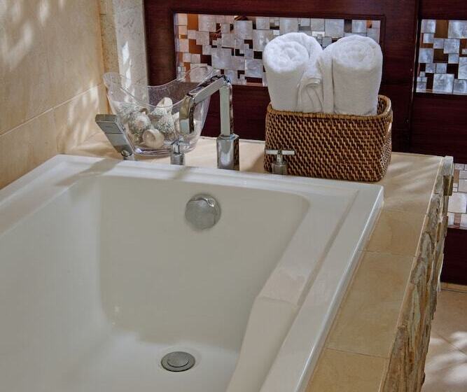 سوییت جونیور, Costabella Tropical Beach