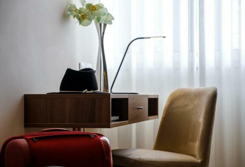 标准单人间, Regina