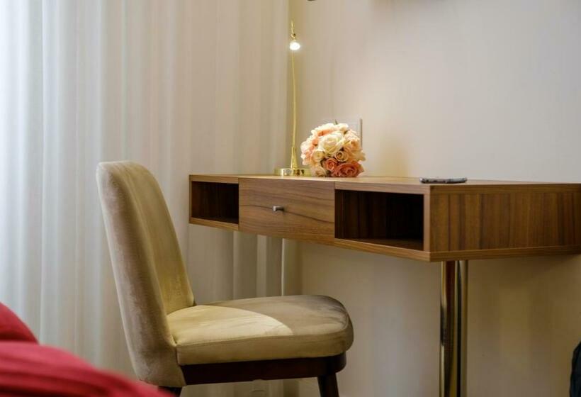 标准单人间, Regina