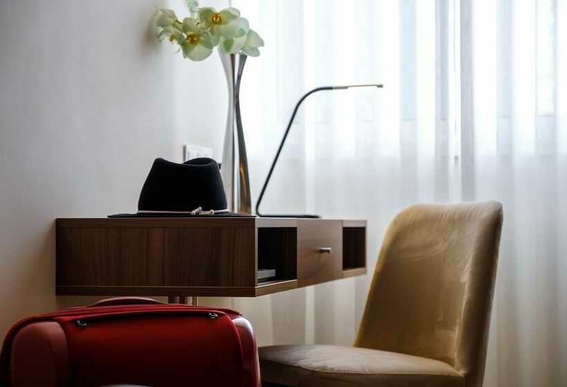 标准单人间, Regina