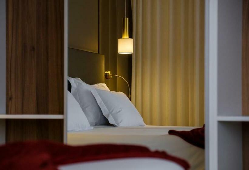 标准三人间, Regina