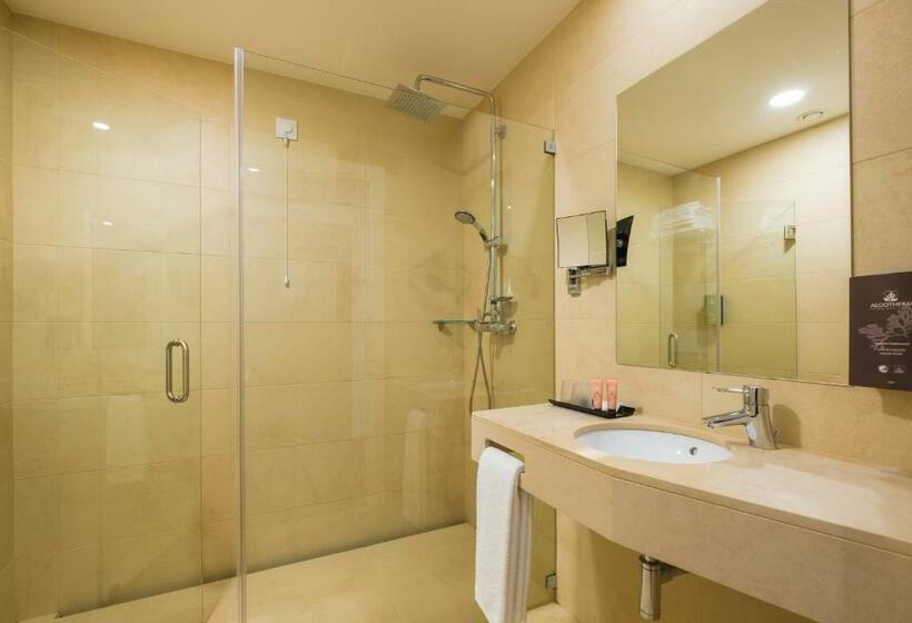 标准三人间, Regina