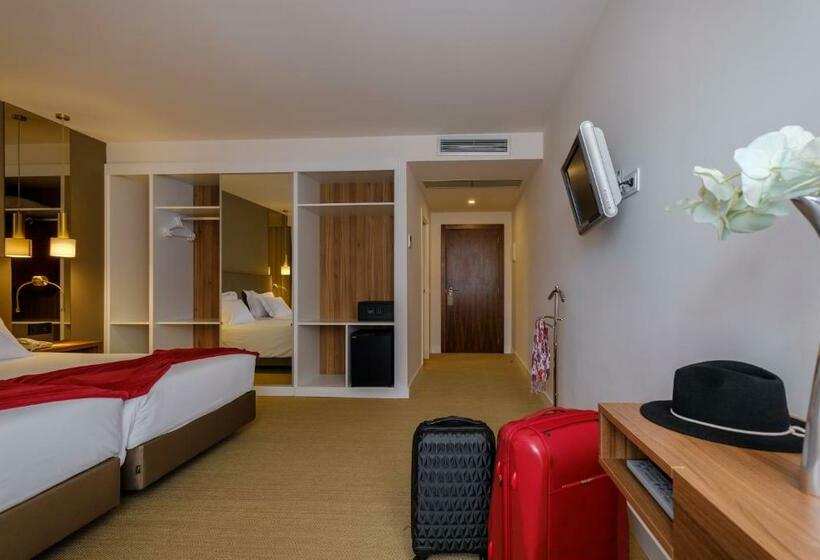 标准三人间, Regina