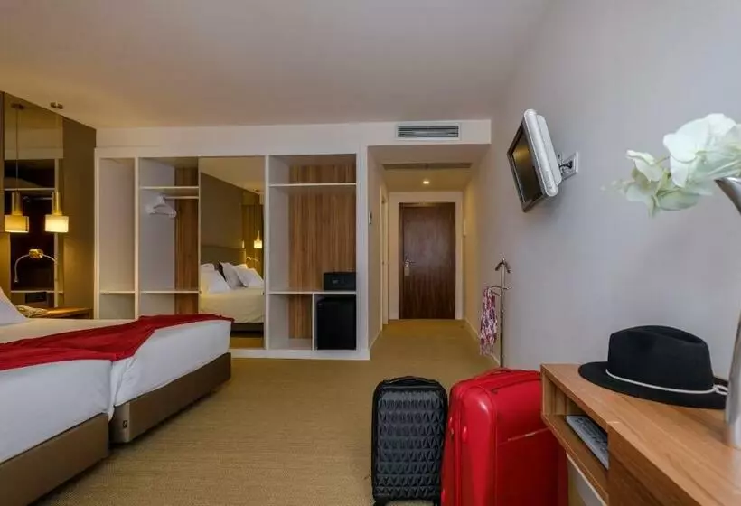 اتاق استاندارد سه نفره, Regina