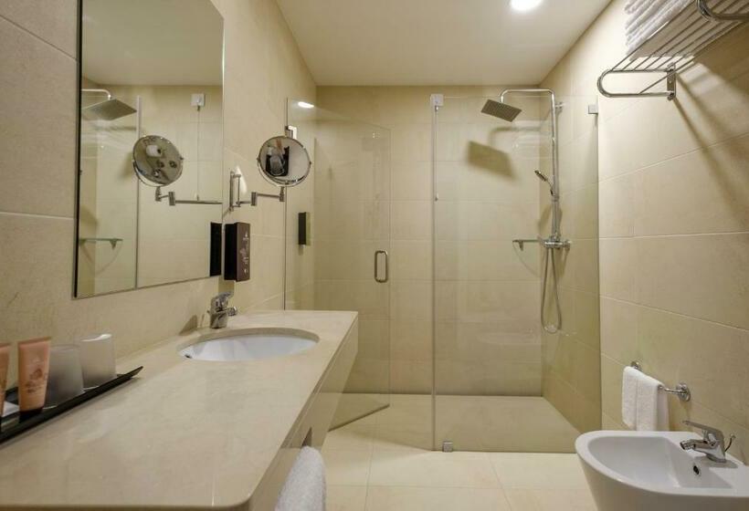 标准三人间, Regina