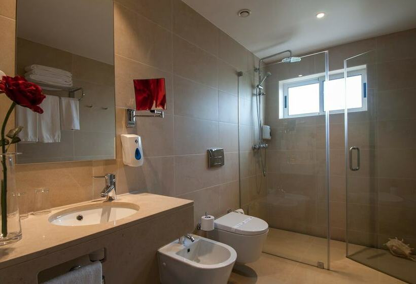 标准三人间, Regina