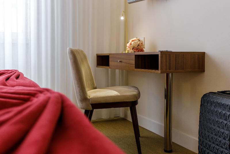 标准三人间, Regina