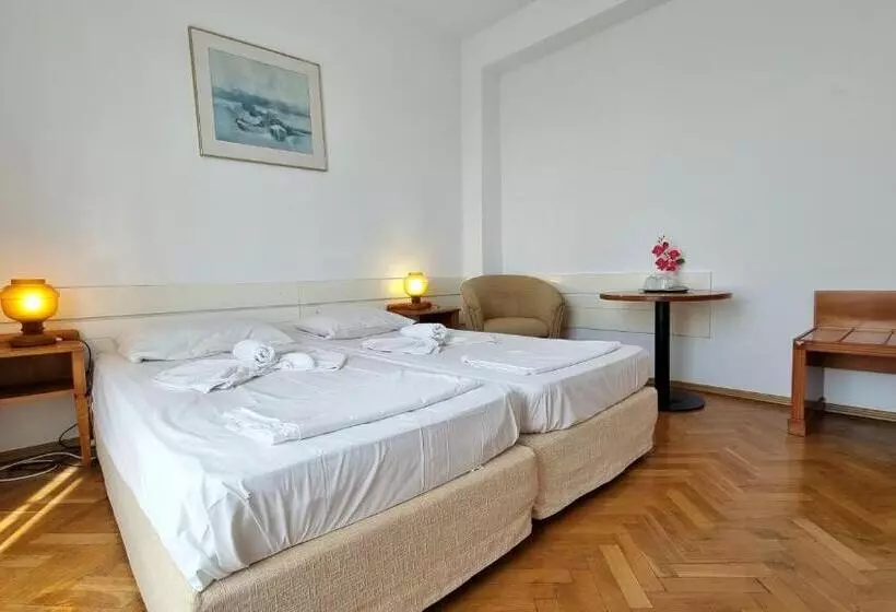 اتاق استاندارد, Astoria