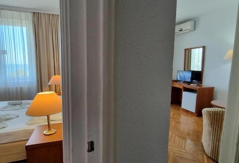 バルコニー付き１ベッドルームアパートメント, Astoria