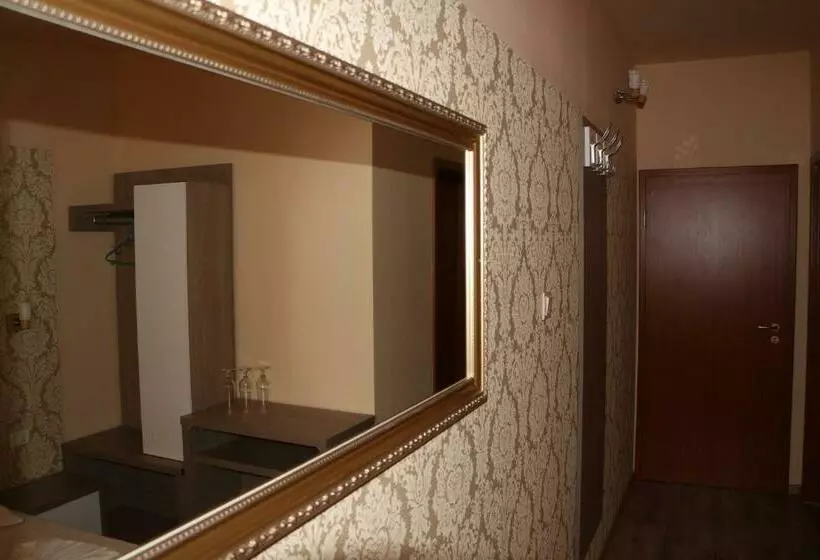 Standard-huone, Caras