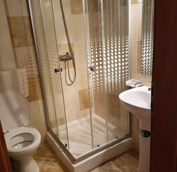 Standard Kolmen Hengen Huone, Caras